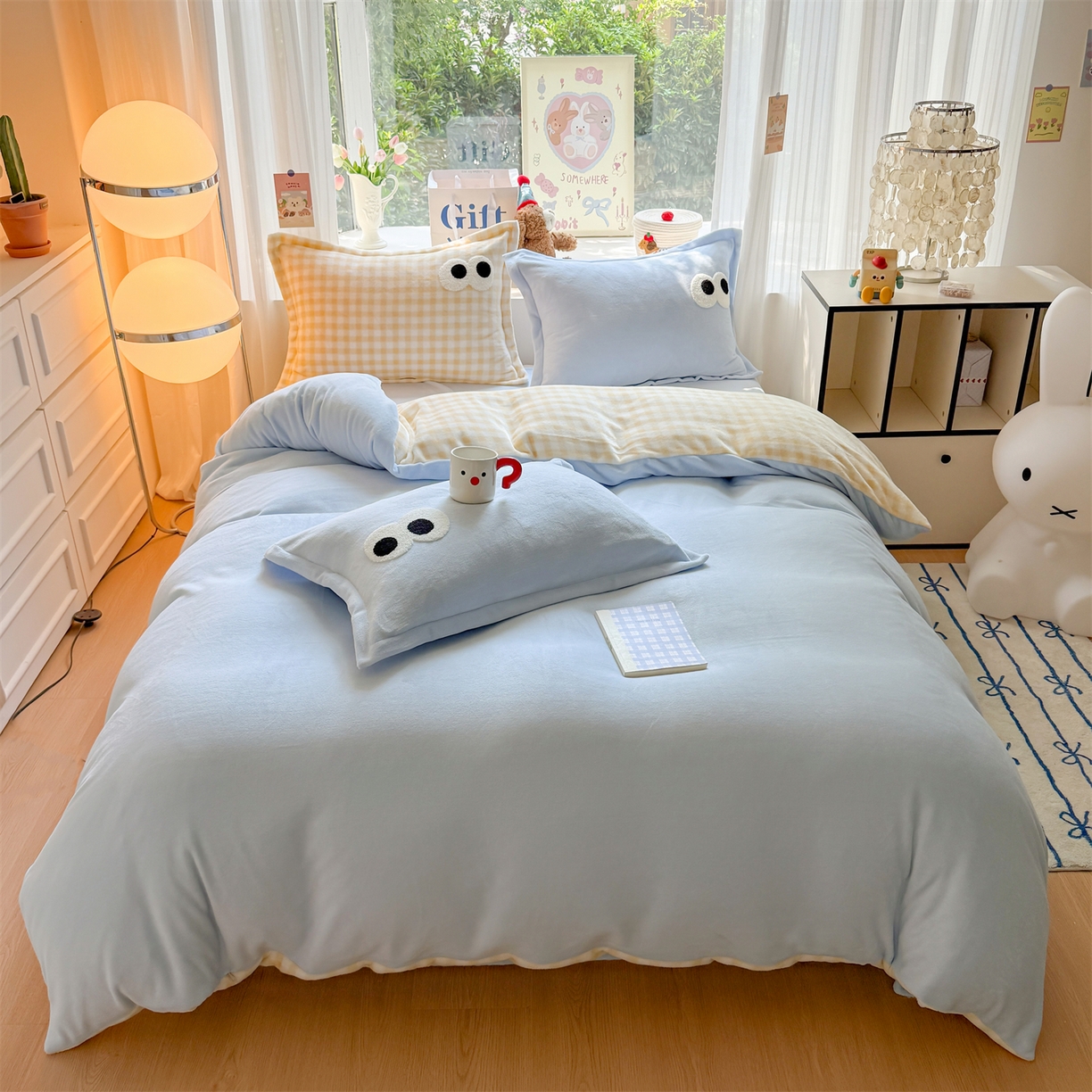 91家纺网 家纺一手货源 找家纺 艾特你 2025新款毛巾绣大眼睛撞色奶油格子牛奶绒四件套 绒-天蓝黄格