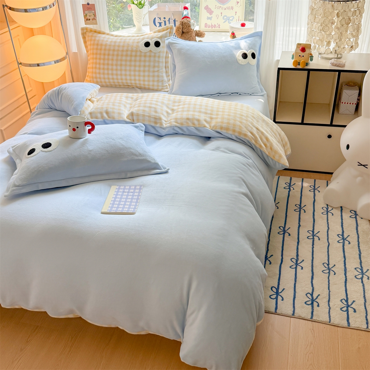91家纺网 家纺一手货源 找家纺 艾特你 2025新款毛巾绣大眼睛撞色奶油格子牛奶绒四件套 绒-天蓝黄格