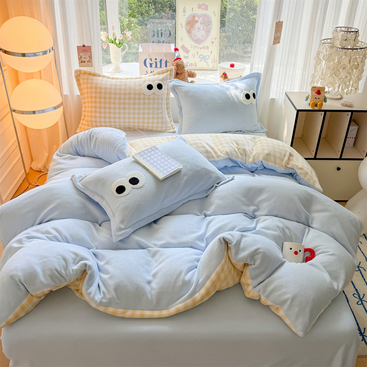 91家纺网 家纺一手货源 找家纺 艾特你 2025新款毛巾绣大眼睛撞色奶油格子牛奶绒四件套 绒-天蓝黄格