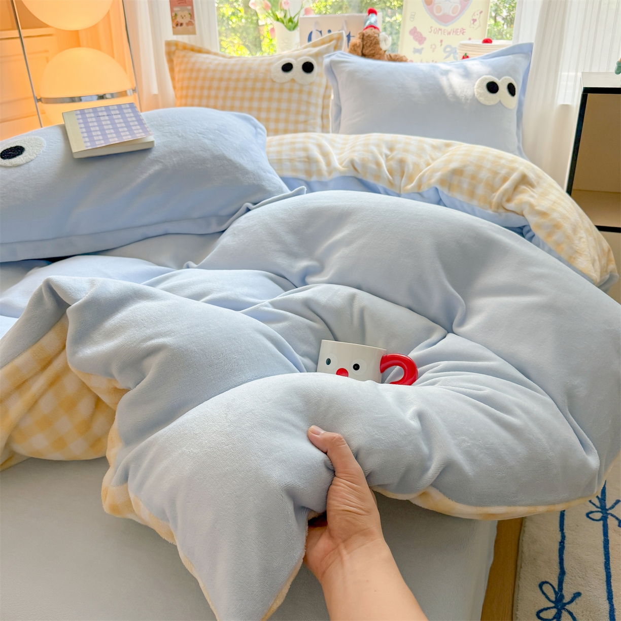 91家纺网 家纺一手货源 找家纺 艾特你 2025新款毛巾绣大眼睛撞色奶油格子牛奶绒四件套 绒-天蓝黄格