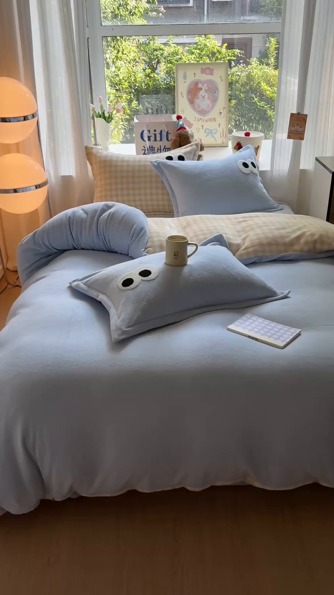 91家纺网 家纺一手货源 找家纺 艾特你 2025新款毛巾绣大眼睛撞色奶油格子牛奶绒四件套 绒-天蓝黄格