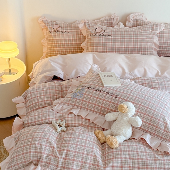 91家纺网 家纺一手货源 找家纺 优迈 2025秋冬新款色织水洗棉贴布花边款四件套 童趣-洋气红