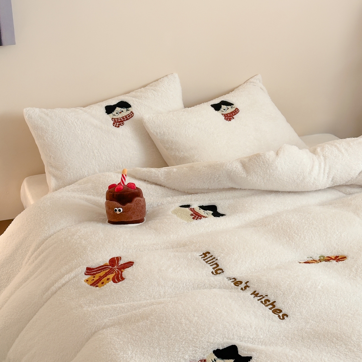 91家纺网 家纺一手货源 找家纺 圆岛家纺 2025新款泰迪绒毛巾绣牛奶绒四件套 冬日猫