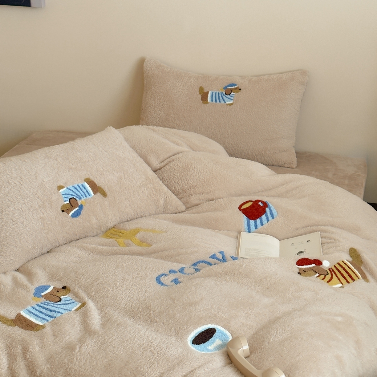 91家纺网 家纺一手货源 找家纺 圆岛家纺 2025新款泰迪绒毛巾绣牛奶绒四件套 腊肠狗