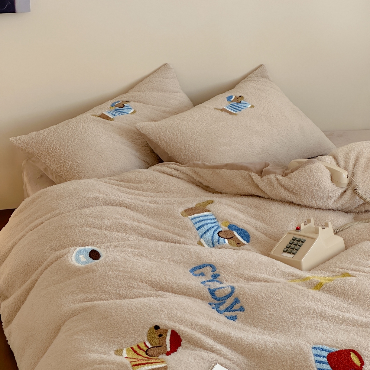 91家纺网 家纺一手货源 找家纺 圆岛家纺 2025新款泰迪绒毛巾绣牛奶绒四件套 腊肠狗