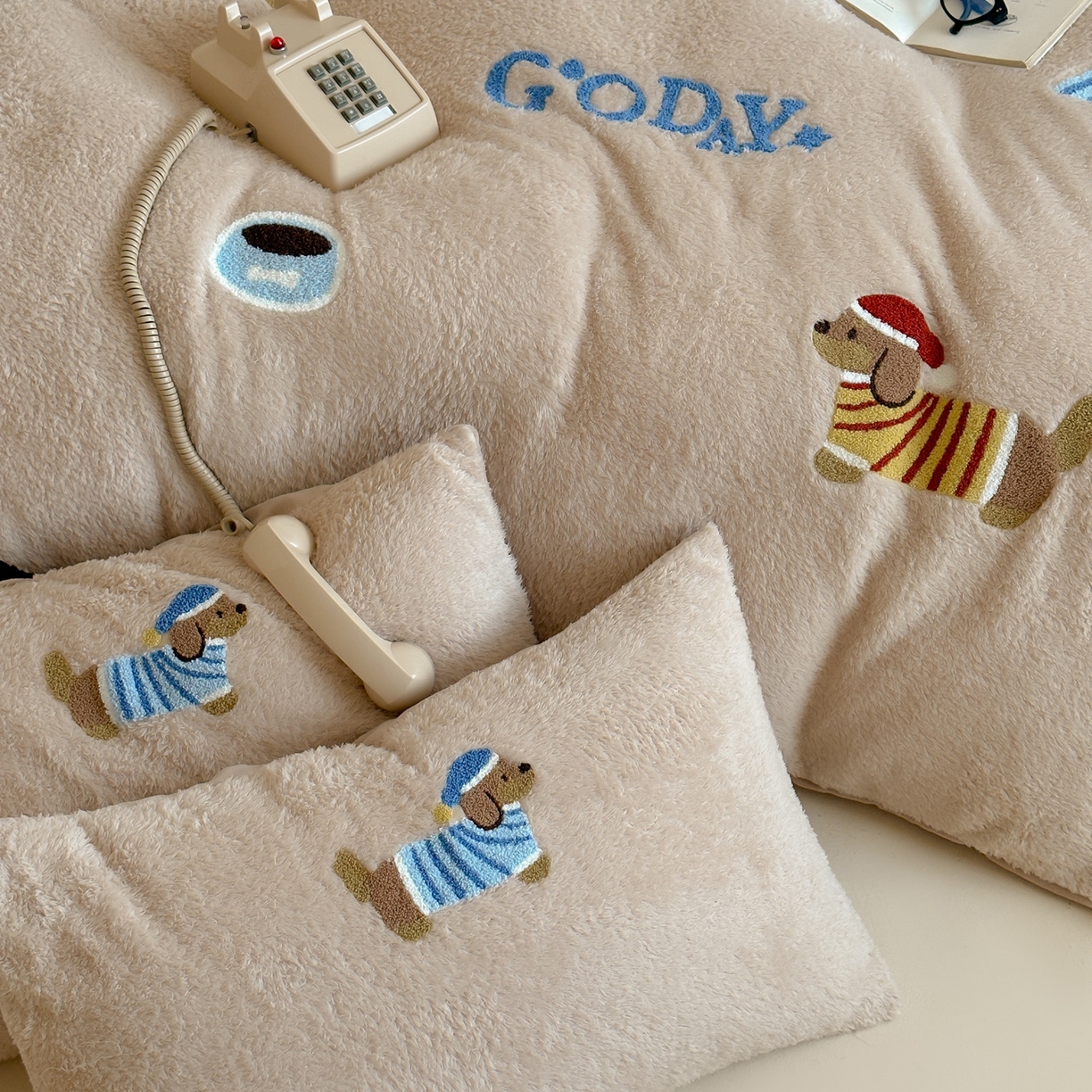 91家纺网 家纺一手货源 找家纺 圆岛家纺 2025新款泰迪绒毛巾绣牛奶绒四件套 腊肠狗