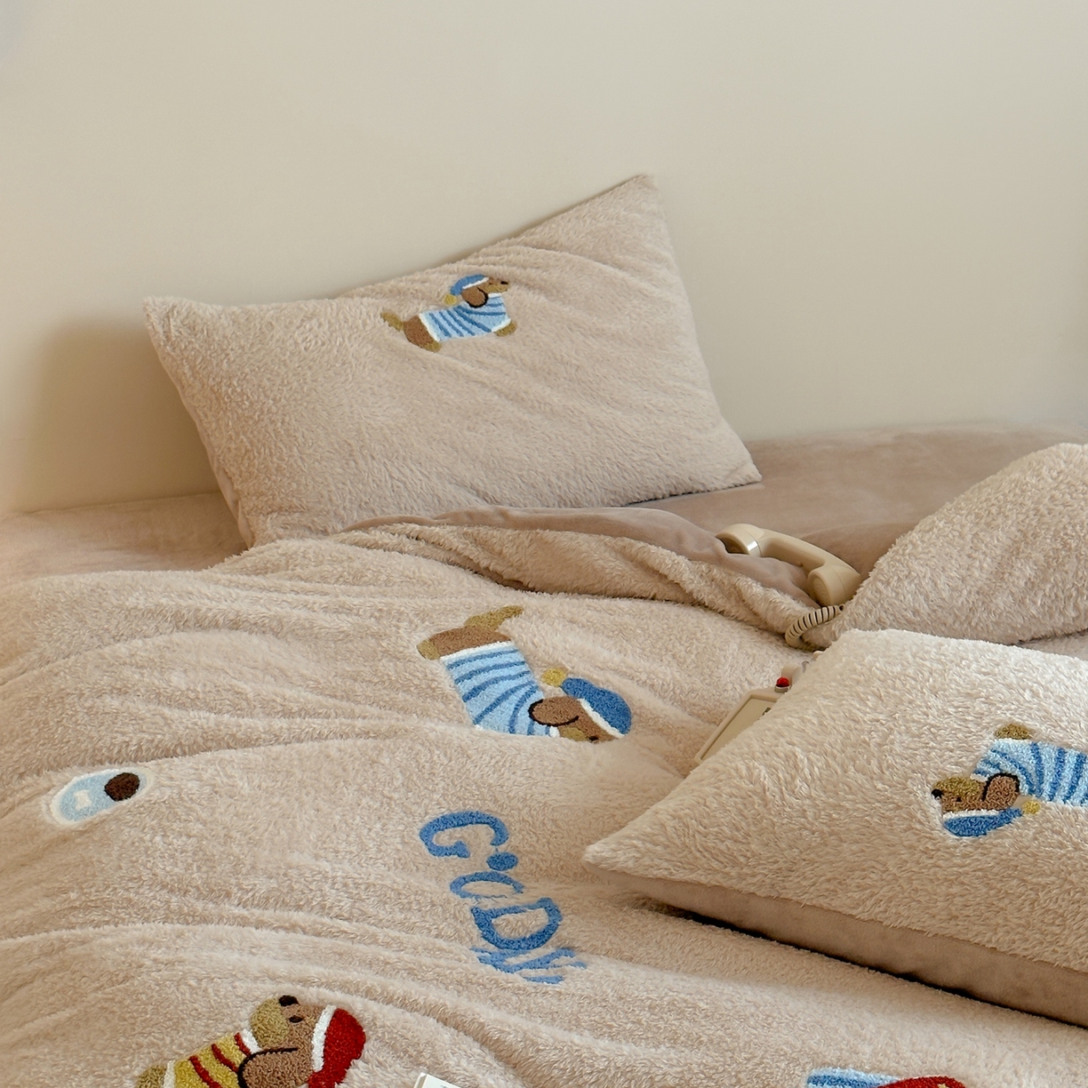 91家纺网 家纺一手货源 找家纺 圆岛家纺 2025新款泰迪绒毛巾绣牛奶绒四件套 腊肠狗