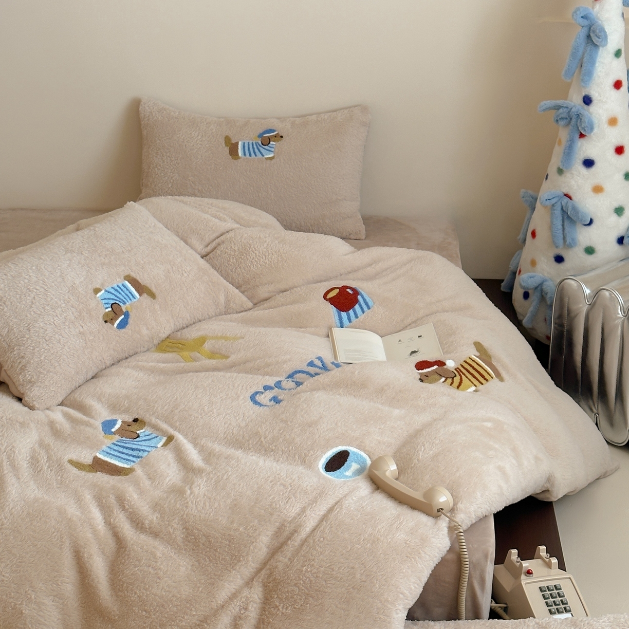 91家纺网 家纺一手货源 找家纺 圆岛家纺 2025新款泰迪绒毛巾绣牛奶绒四件套 腊肠狗