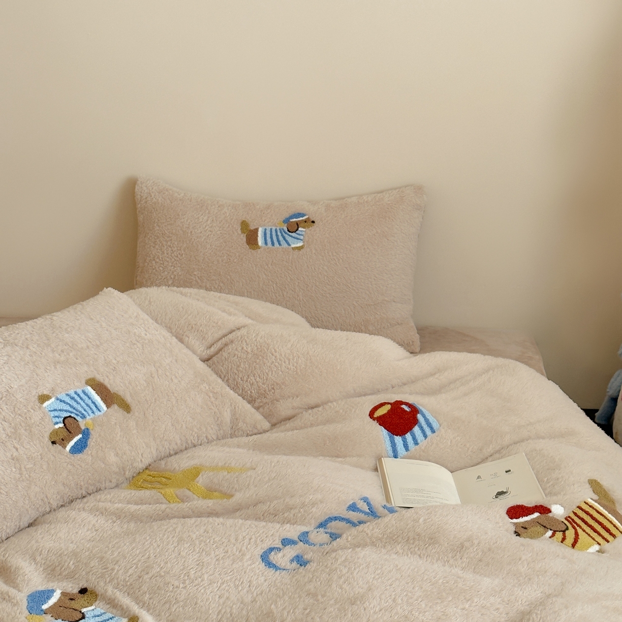 91家纺网 家纺一手货源 找家纺 圆岛家纺 2025新款泰迪绒毛巾绣牛奶绒四件套 腊肠狗