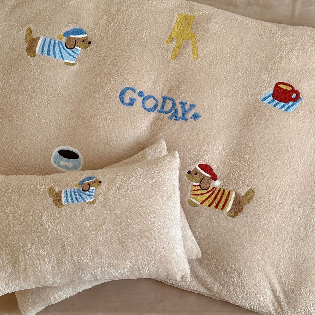 91家纺网 家纺一手货源 找家纺 圆岛家纺 2025新款泰迪绒毛巾绣牛奶绒四件套 腊肠狗