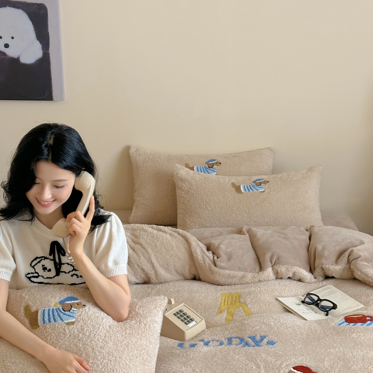 91家纺网 家纺一手货源 找家纺 圆岛家纺 2025新款泰迪绒毛巾绣牛奶绒四件套 腊肠狗