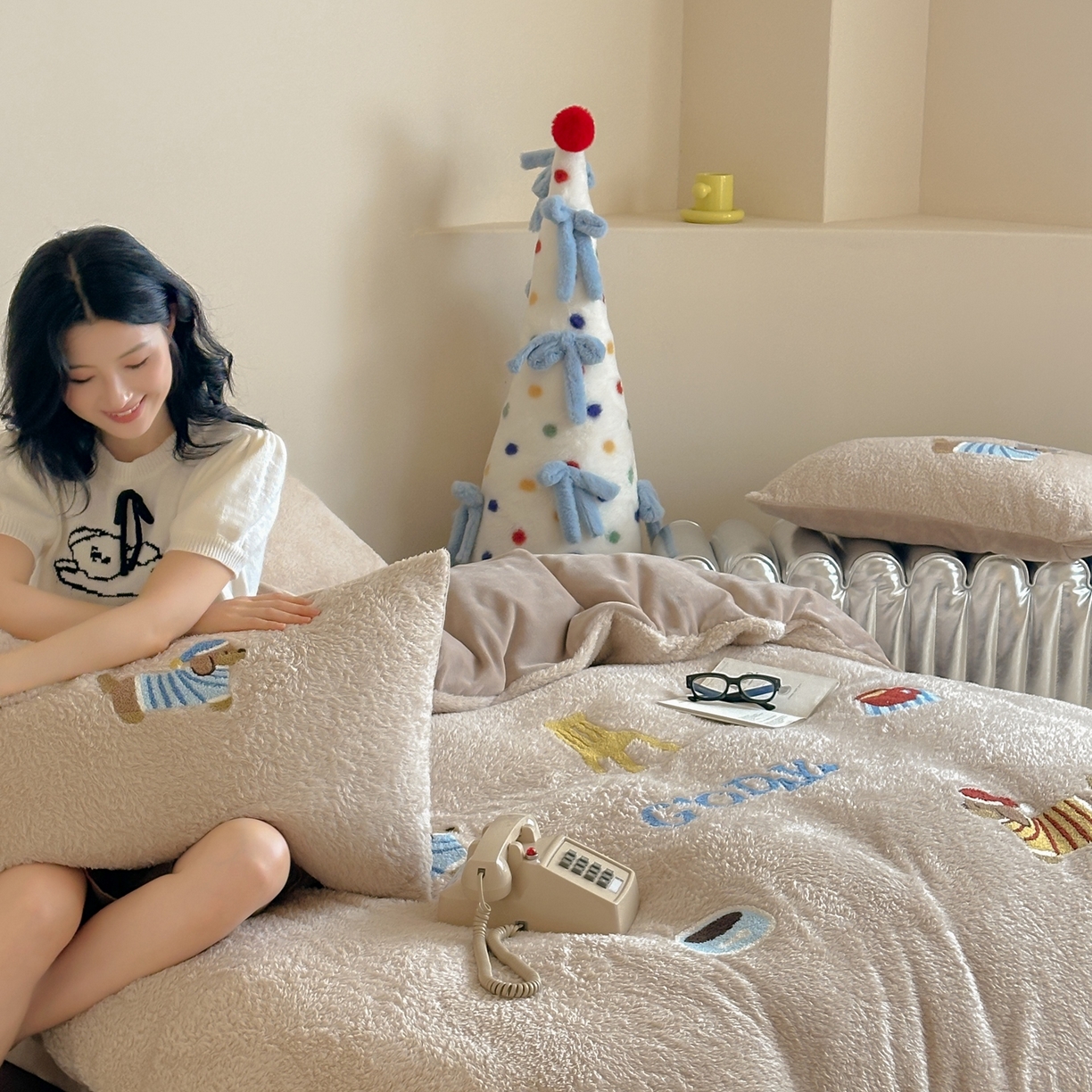 91家纺网 家纺一手货源 找家纺 圆岛家纺 2025新款泰迪绒毛巾绣牛奶绒四件套 腊肠狗