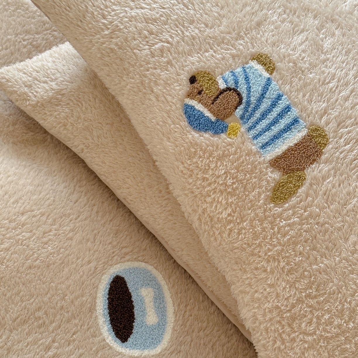 91家纺网 家纺一手货源 找家纺 圆岛家纺 2025新款泰迪绒毛巾绣牛奶绒四件套 腊肠狗