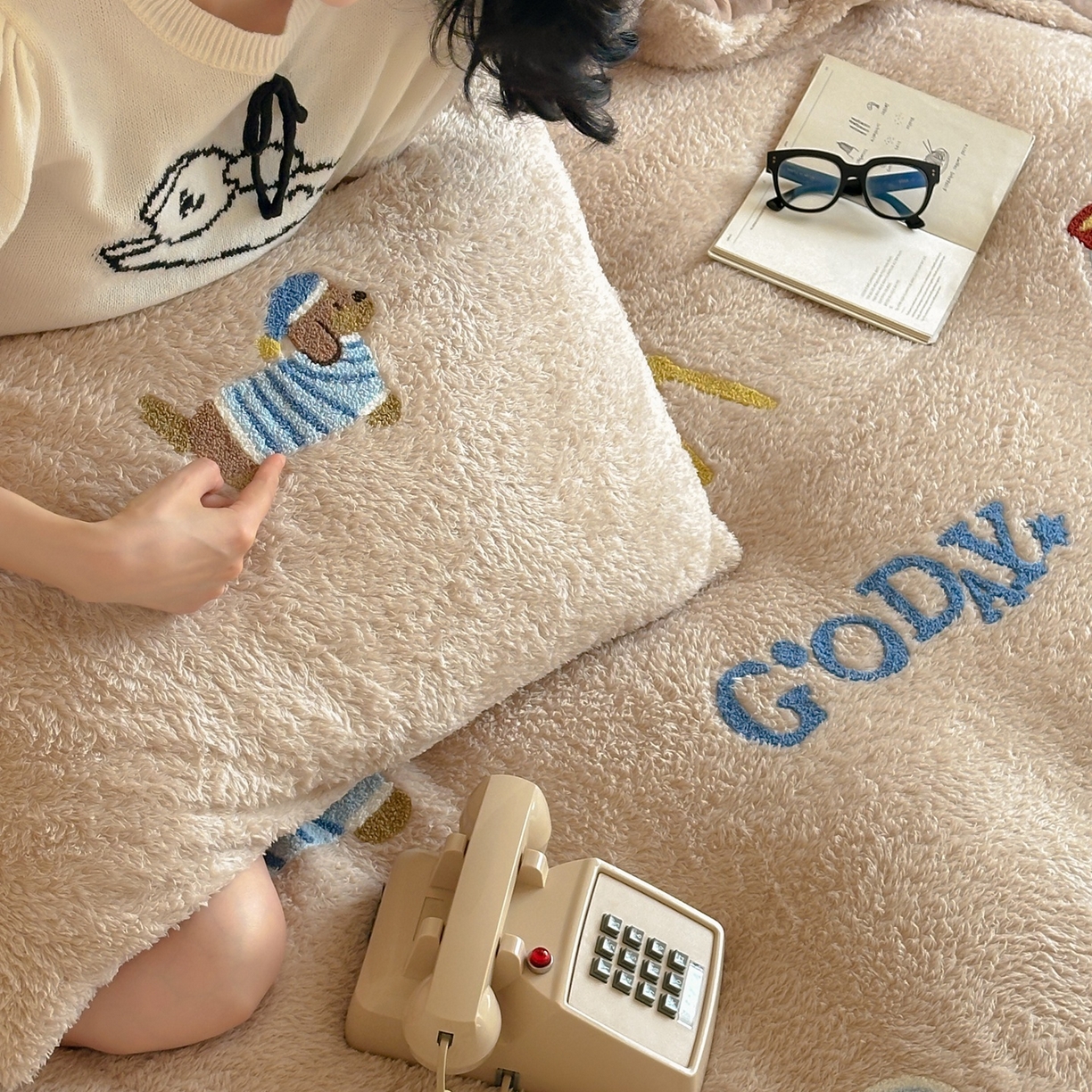 91家纺网 家纺一手货源 找家纺 圆岛家纺 2025新款泰迪绒毛巾绣牛奶绒四件套 腊肠狗