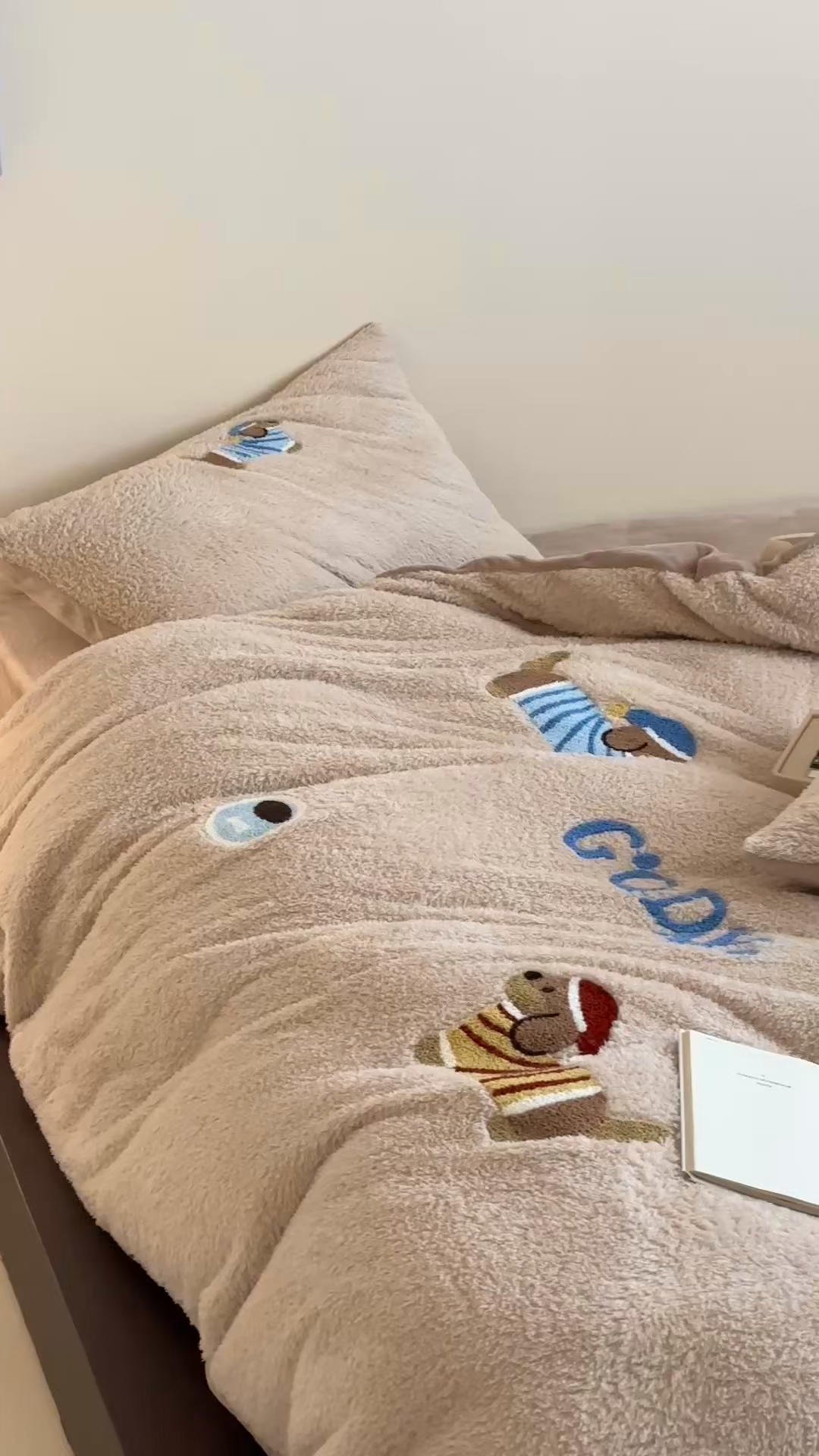 91家纺网 家纺一手货源 找家纺 圆岛家纺 2025新款泰迪绒毛巾绣牛奶绒四件套 腊肠狗