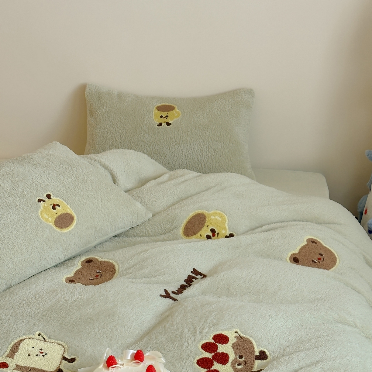 91家纺网 家纺一手货源 找家纺 圆岛家纺 2025新款泰迪绒毛巾绣牛奶绒四件套 面包熊
