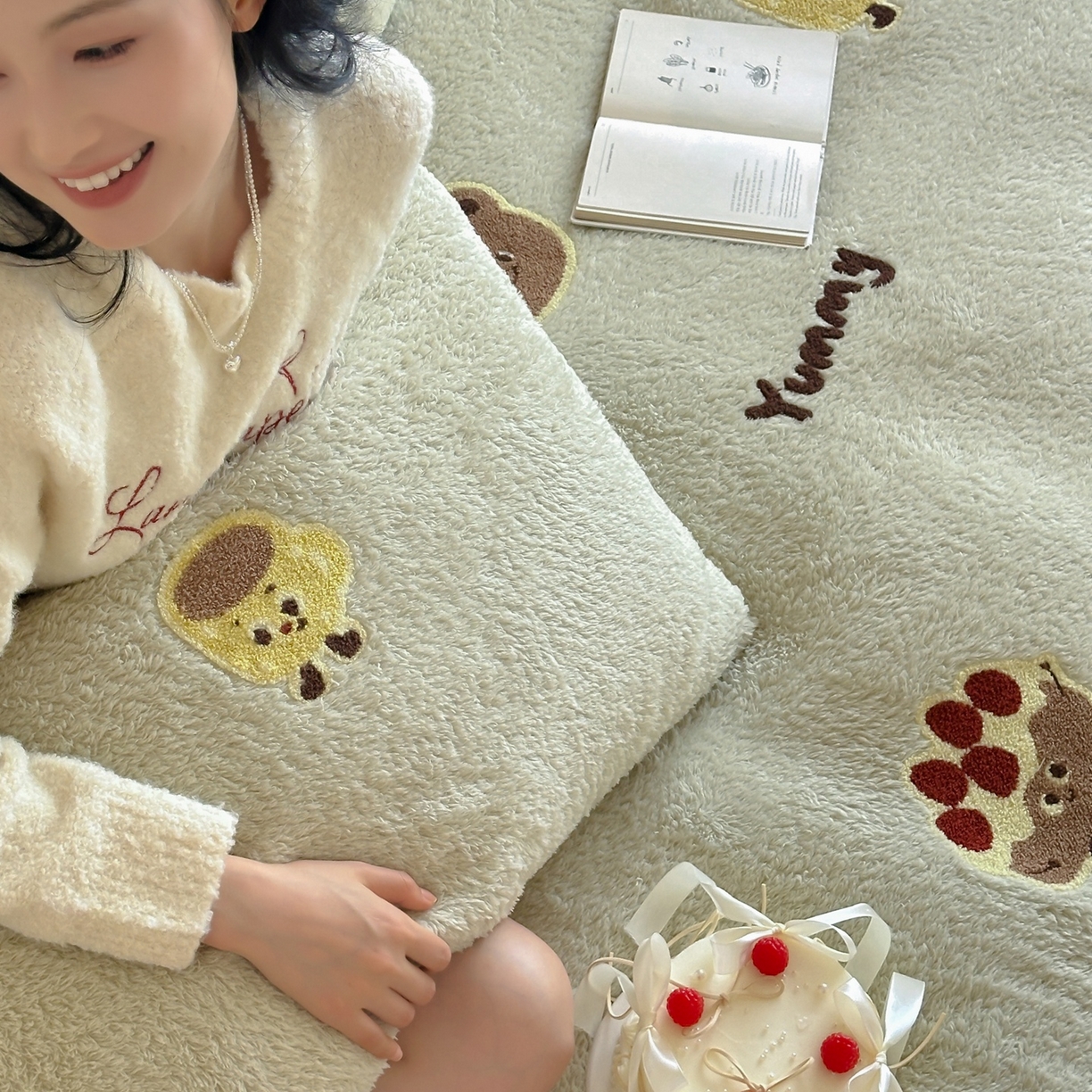 91家纺网 家纺一手货源 找家纺 圆岛家纺 2025新款泰迪绒毛巾绣牛奶绒四件套 面包熊