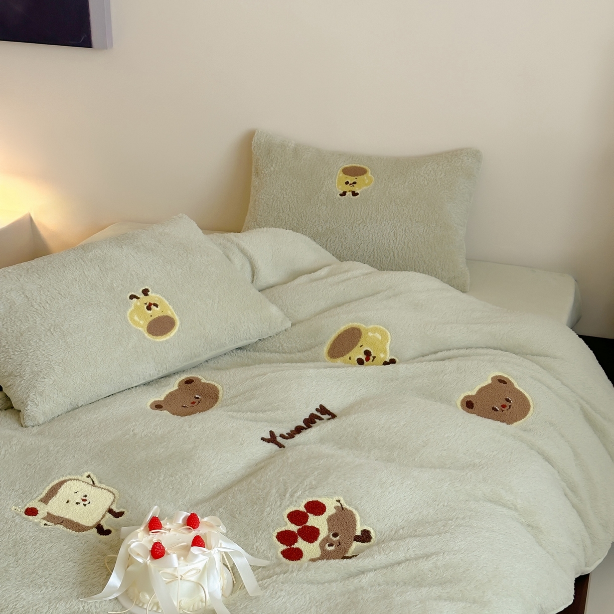 91家纺网 家纺一手货源 找家纺 圆岛家纺 2025新款泰迪绒毛巾绣牛奶绒四件套 面包熊