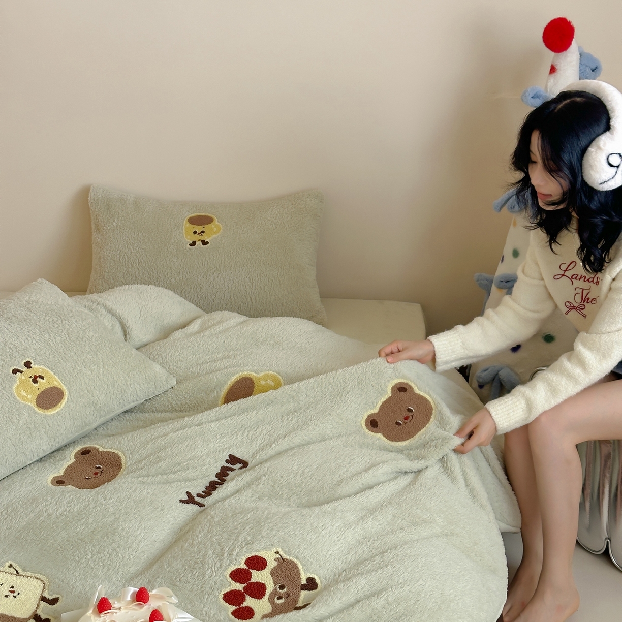 91家纺网 家纺一手货源 找家纺 圆岛家纺 2025新款泰迪绒毛巾绣牛奶绒四件套 面包熊