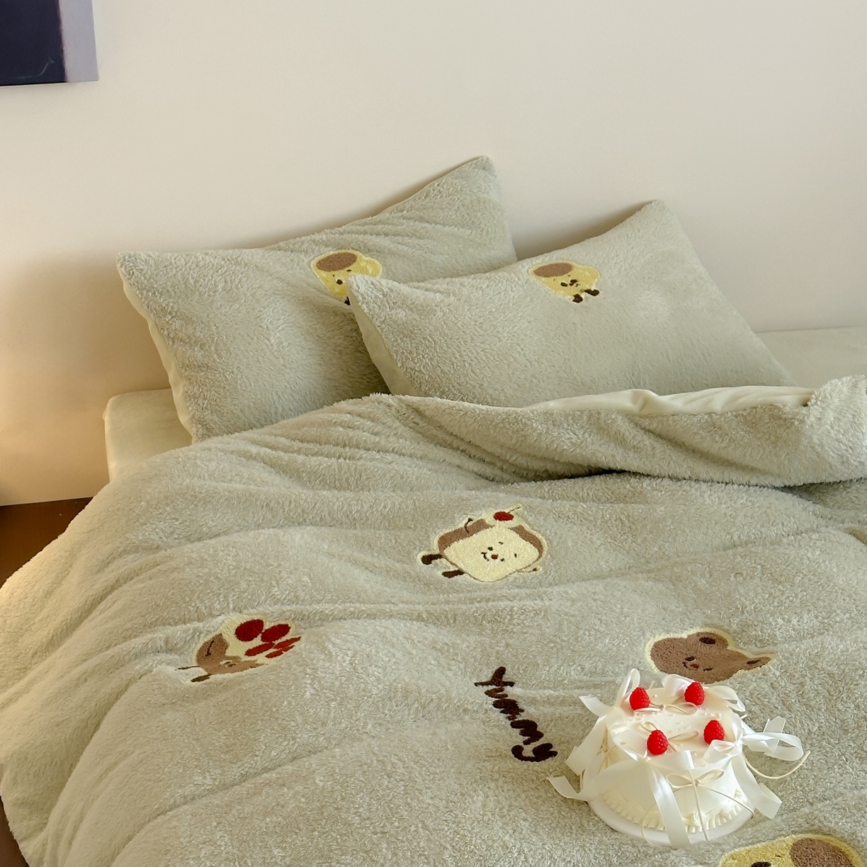 91家纺网 家纺一手货源 找家纺 圆岛家纺 2025新款泰迪绒毛巾绣牛奶绒四件套 面包熊