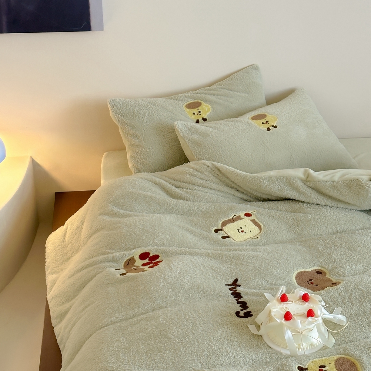 91家纺网 家纺一手货源 找家纺 圆岛家纺 2025新款泰迪绒毛巾绣牛奶绒四件套 面包熊