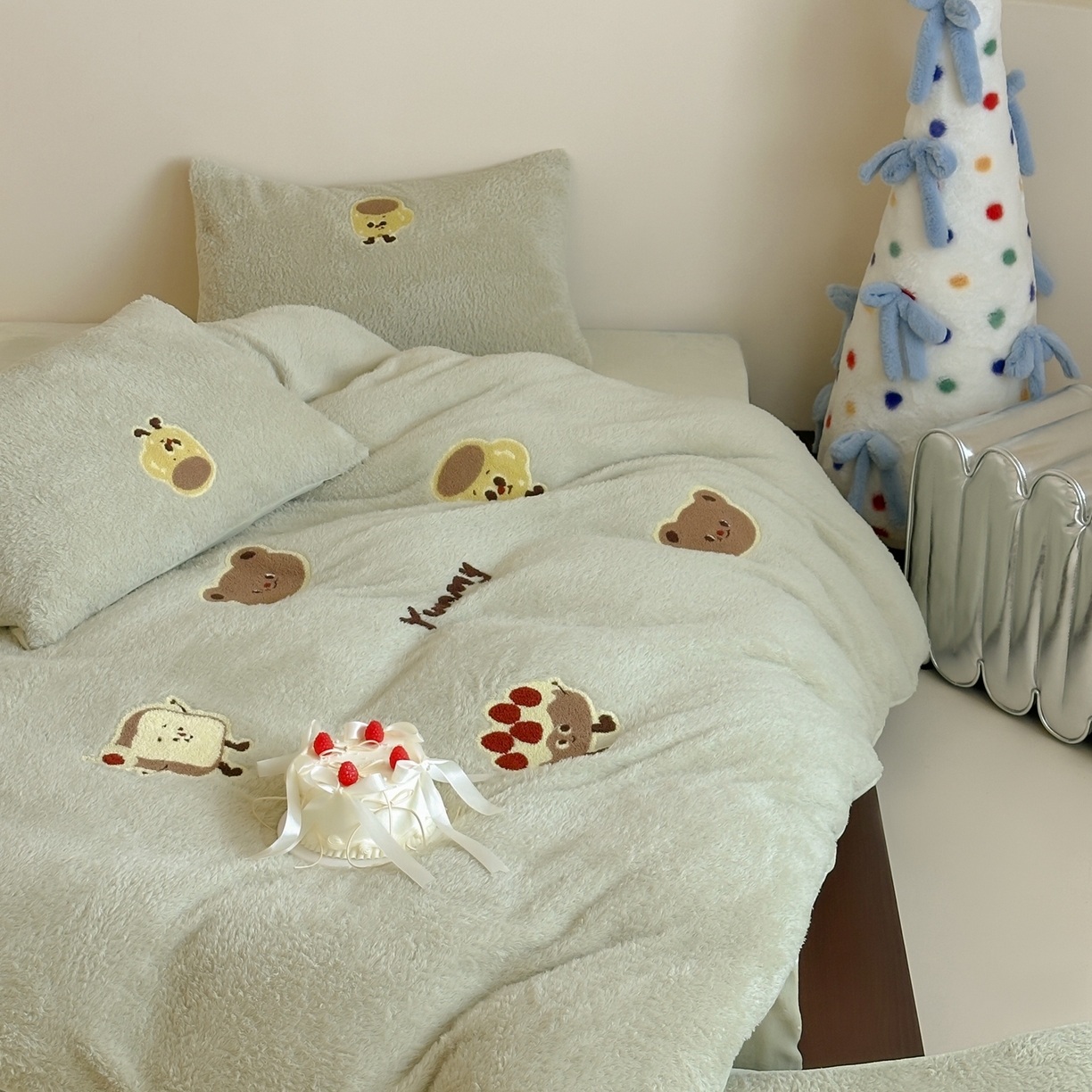 91家纺网 家纺一手货源 找家纺 圆岛家纺 2025新款泰迪绒毛巾绣牛奶绒四件套 面包熊