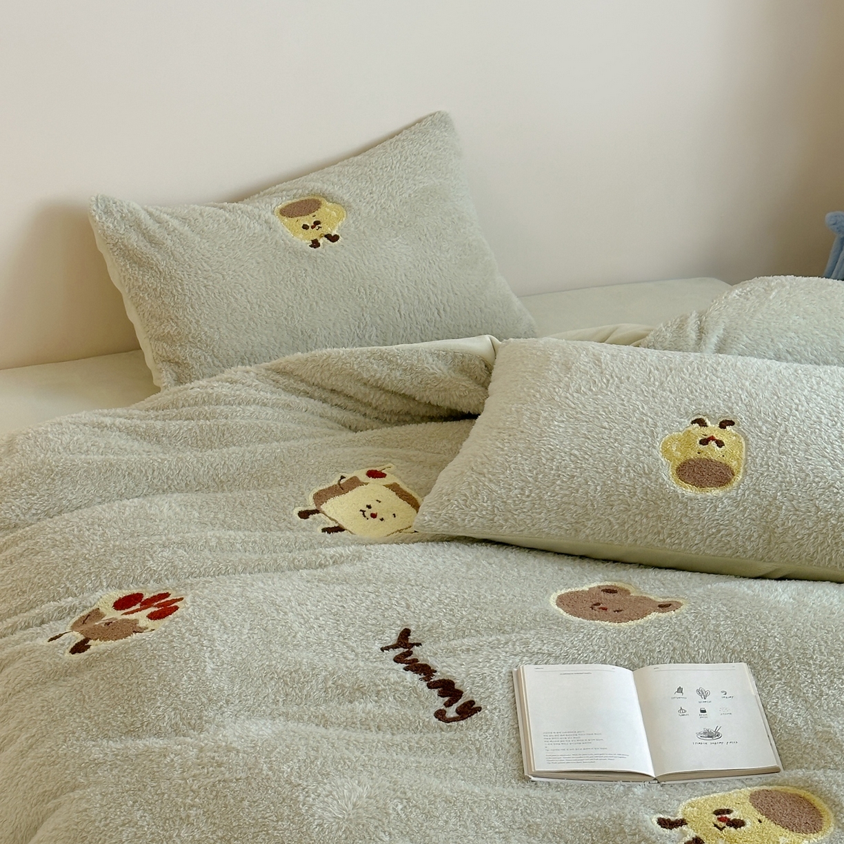 91家纺网 家纺一手货源 找家纺 圆岛家纺 2025新款泰迪绒毛巾绣牛奶绒四件套 面包熊