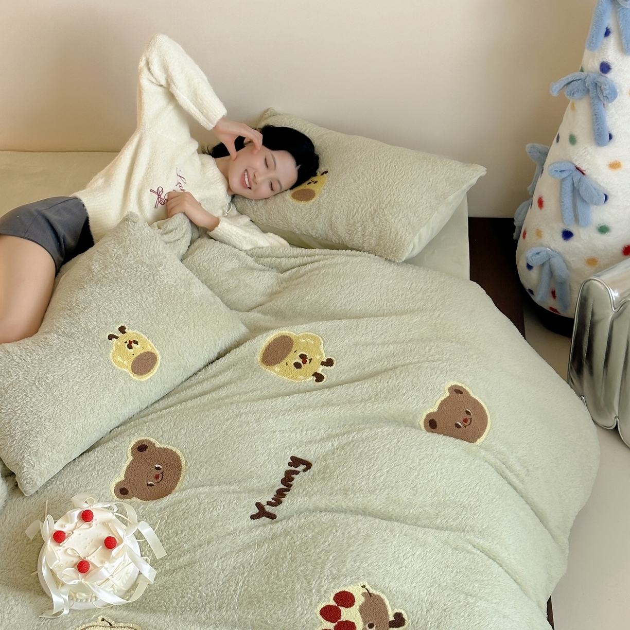 91家纺网 家纺一手货源 找家纺 圆岛家纺 2025新款泰迪绒毛巾绣牛奶绒四件套 面包熊