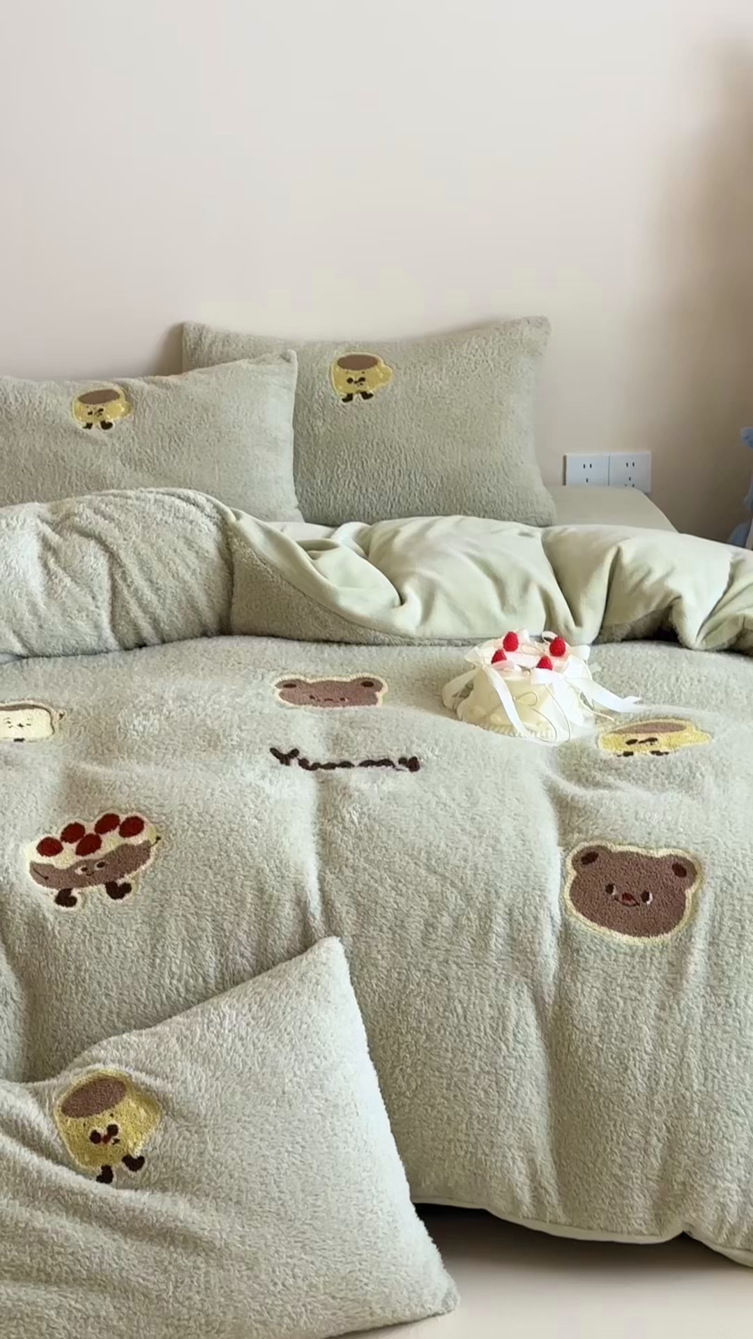 91家纺网 家纺一手货源 找家纺 圆岛家纺 2025新款泰迪绒毛巾绣牛奶绒四件套 面包熊
