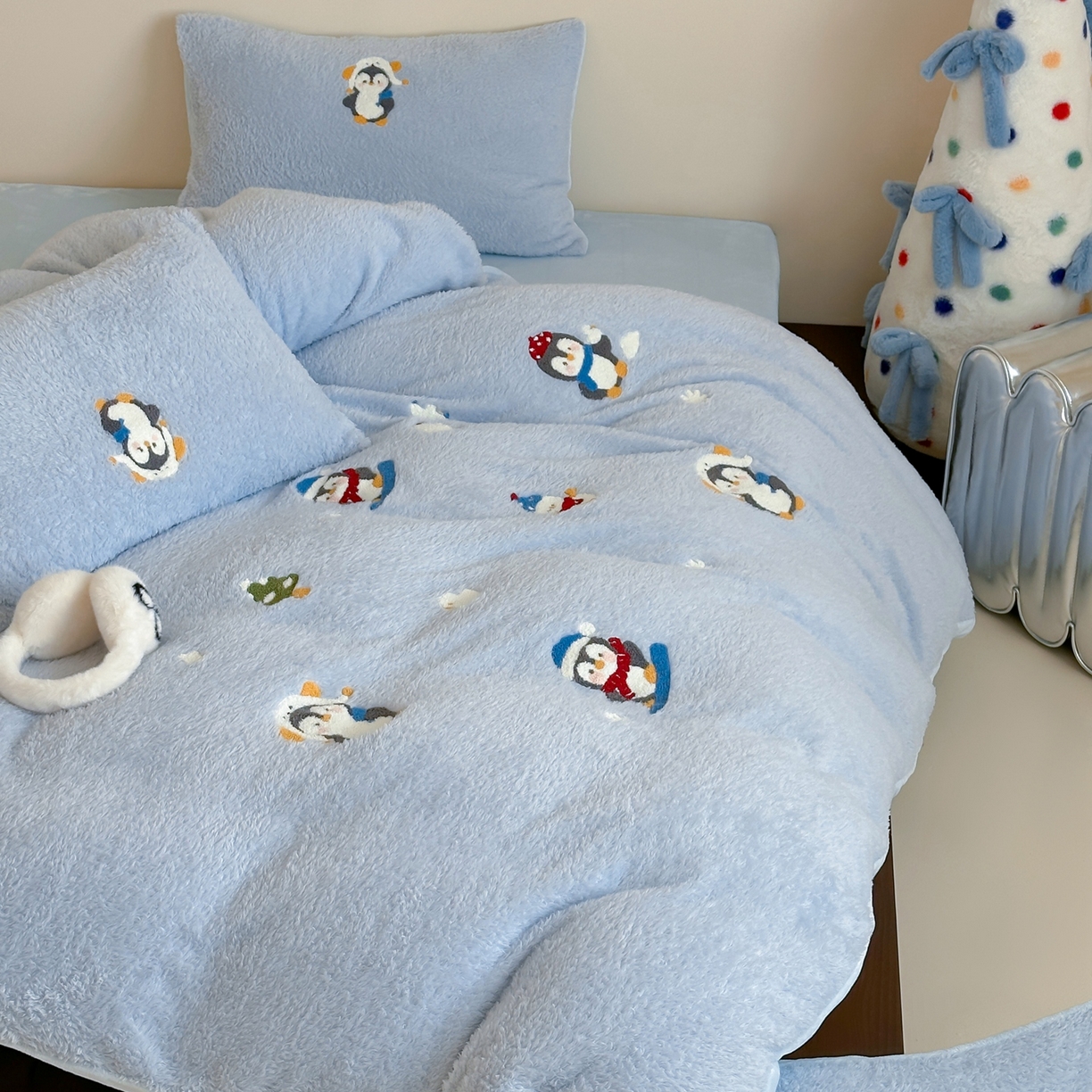 91家纺网 家纺一手货源 找家纺 圆岛家纺 2025新款泰迪绒毛巾绣牛奶绒四件套 雪地企鹅