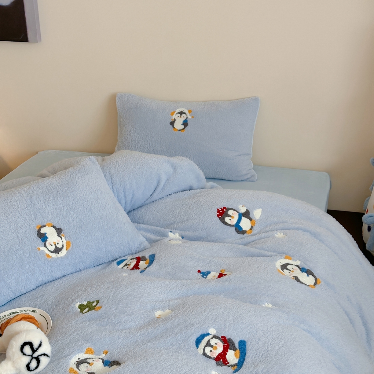 91家纺网 家纺一手货源 找家纺 圆岛家纺 2025新款泰迪绒毛巾绣牛奶绒四件套 雪地企鹅