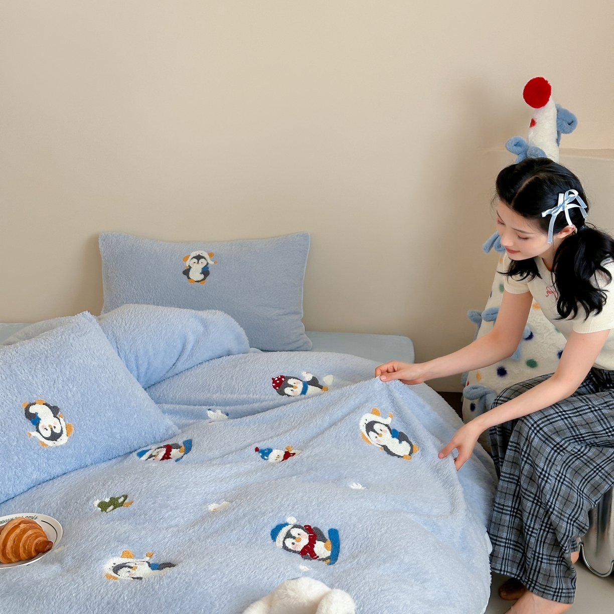 91家纺网 家纺一手货源 找家纺 圆岛家纺 2025新款泰迪绒毛巾绣牛奶绒四件套 雪地企鹅