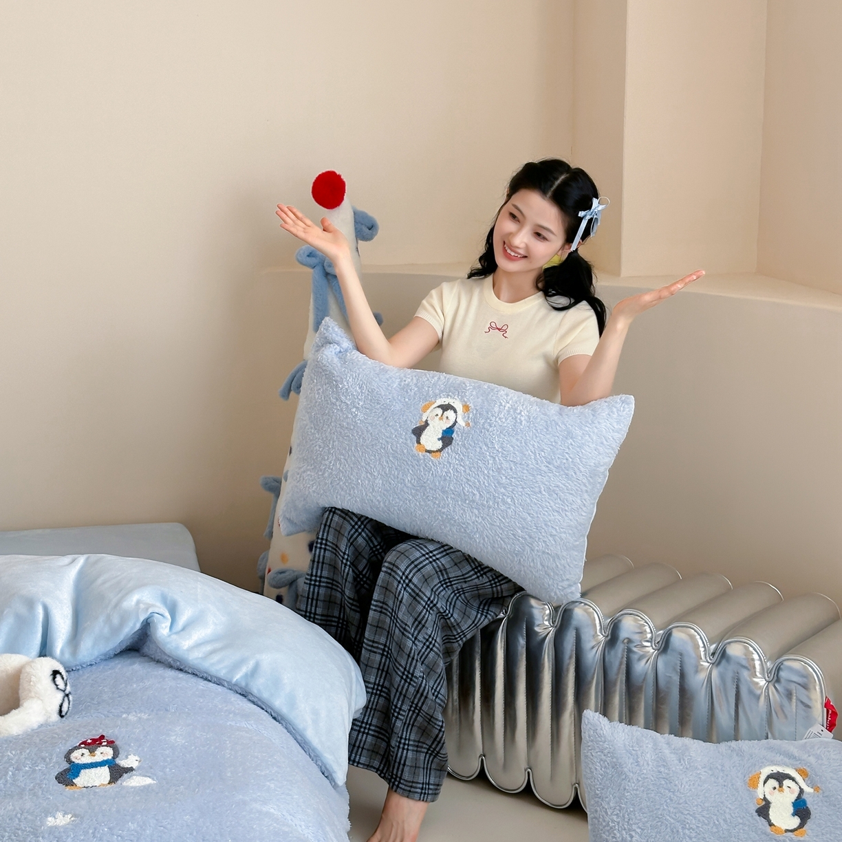 91家纺网 家纺一手货源 找家纺 圆岛家纺 2025新款泰迪绒毛巾绣牛奶绒四件套 雪地企鹅