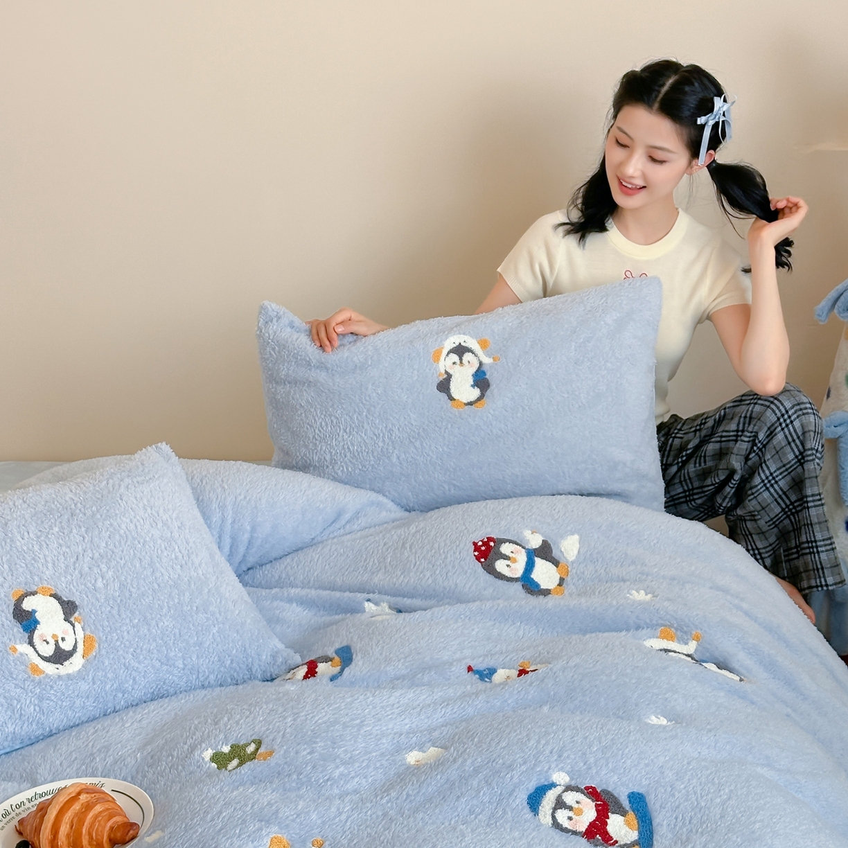 91家纺网 家纺一手货源 找家纺 圆岛家纺 2025新款泰迪绒毛巾绣牛奶绒四件套 雪地企鹅