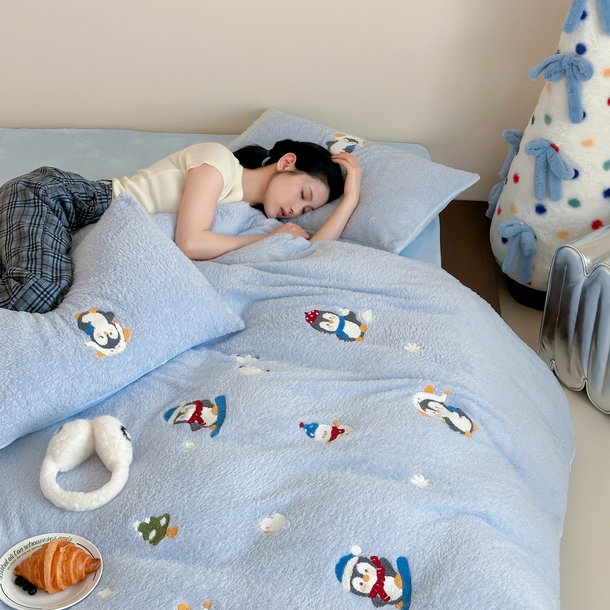 91家纺网 家纺一手货源 找家纺 圆岛家纺 2025新款泰迪绒毛巾绣牛奶绒四件套 雪地企鹅