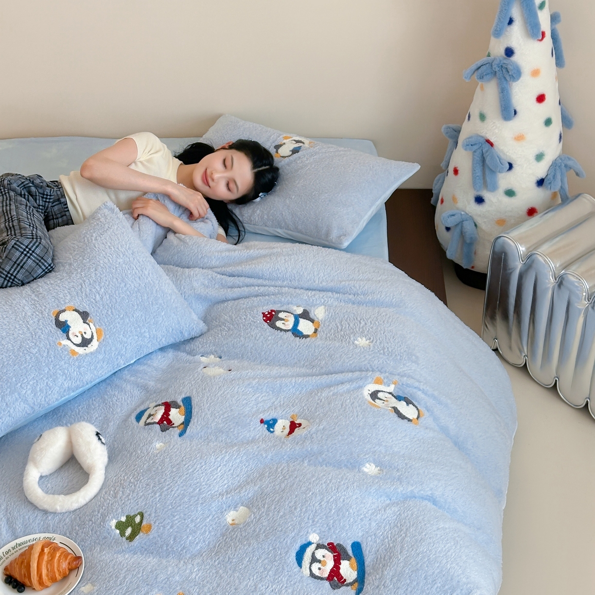 91家纺网 家纺一手货源 找家纺 圆岛家纺 2025新款泰迪绒毛巾绣牛奶绒四件套 雪地企鹅