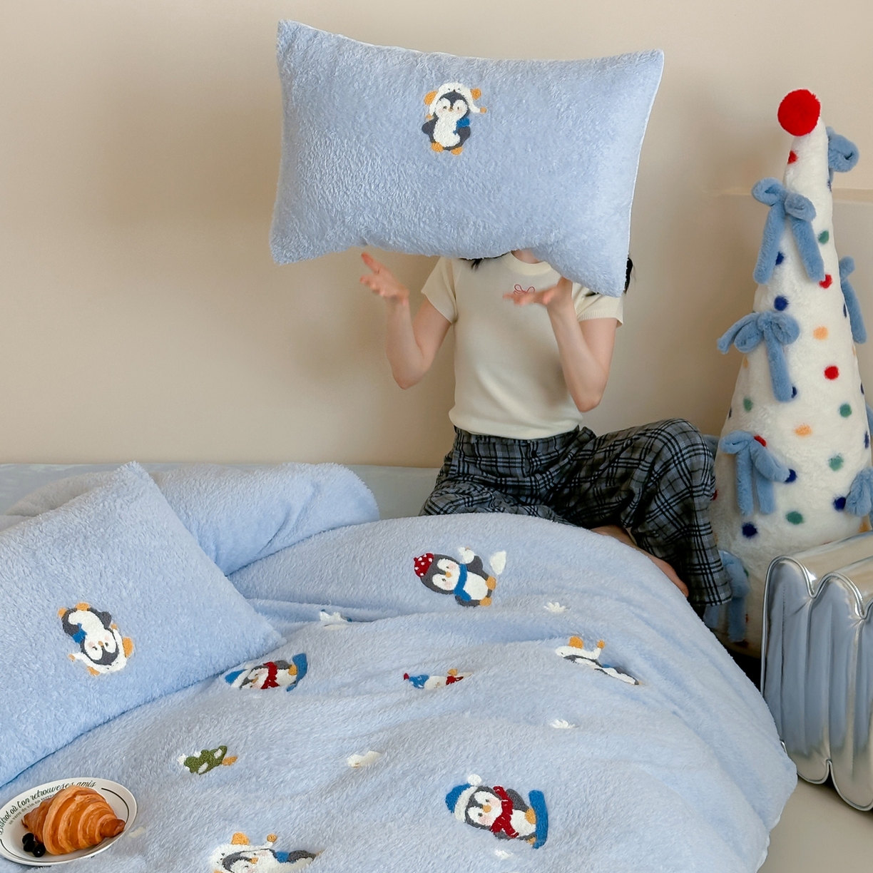 91家纺网 家纺一手货源 找家纺 圆岛家纺 2025新款泰迪绒毛巾绣牛奶绒四件套 雪地企鹅