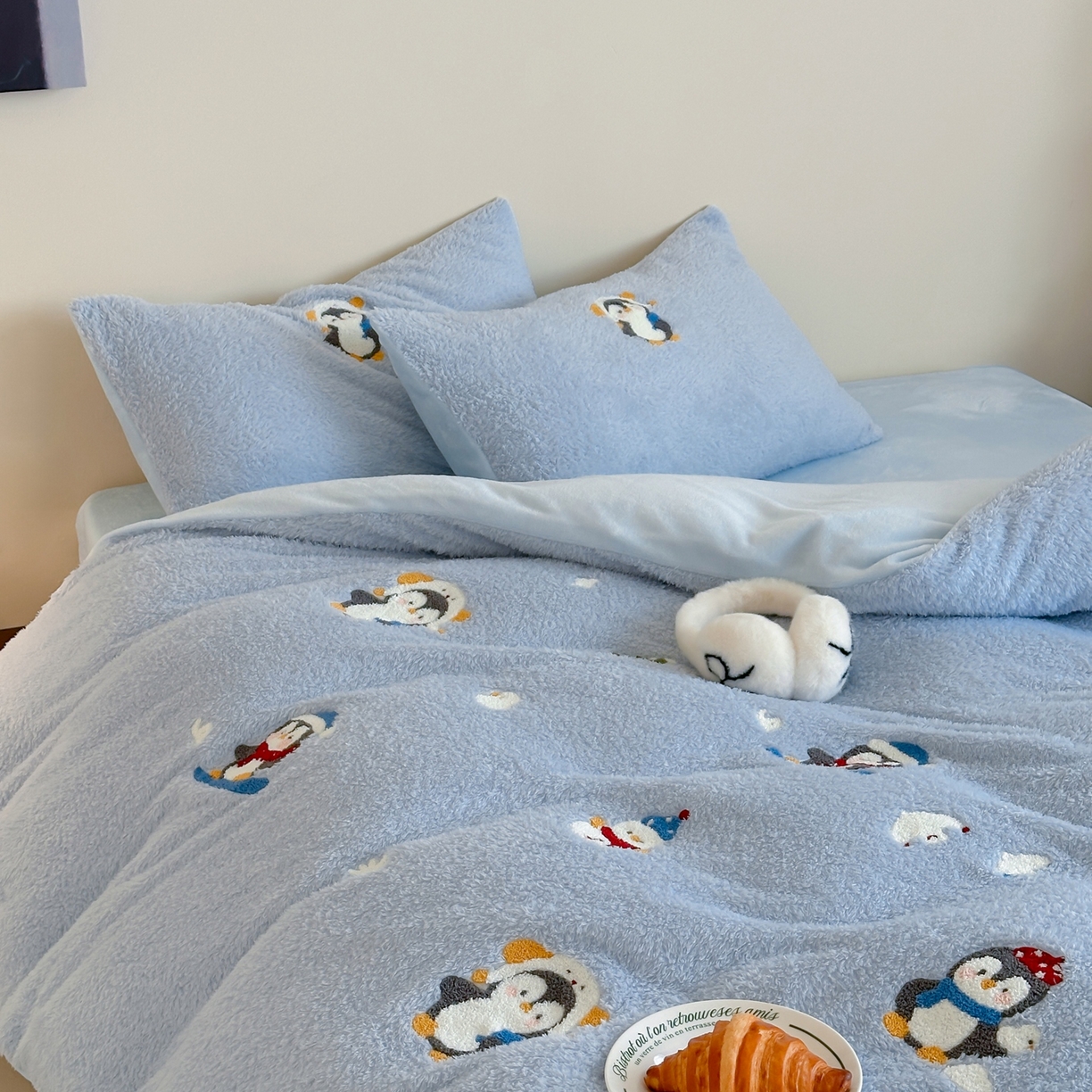 91家纺网 家纺一手货源 找家纺 圆岛家纺 2025新款泰迪绒毛巾绣牛奶绒四件套 雪地企鹅