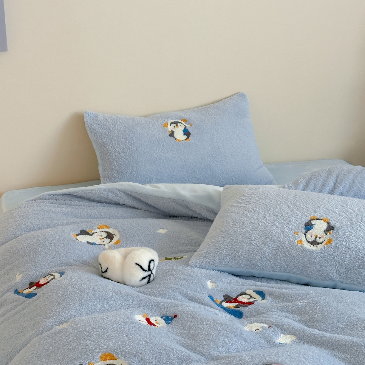 91家纺网 家纺一手货源 找家纺 圆岛家纺 2025新款泰迪绒毛巾绣牛奶绒四件套 雪地企鹅