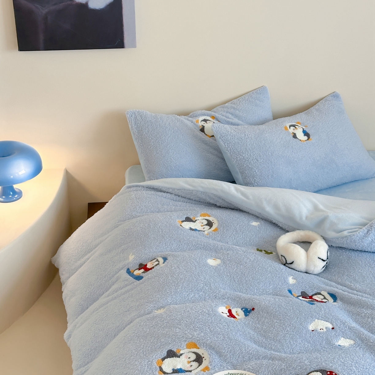 91家纺网 家纺一手货源 找家纺 圆岛家纺 2025新款泰迪绒毛巾绣牛奶绒四件套 雪地企鹅