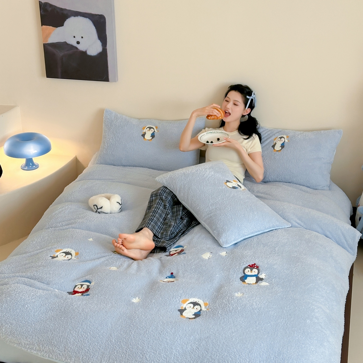 91家纺网 家纺一手货源 找家纺 圆岛家纺 2025新款泰迪绒毛巾绣牛奶绒四件套 雪地企鹅