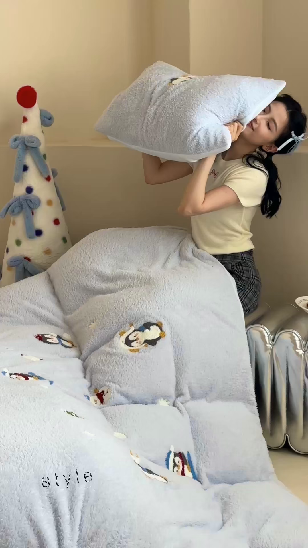 91家纺网 家纺一手货源 找家纺 圆岛家纺 2025新款泰迪绒毛巾绣牛奶绒四件套 雪地企鹅