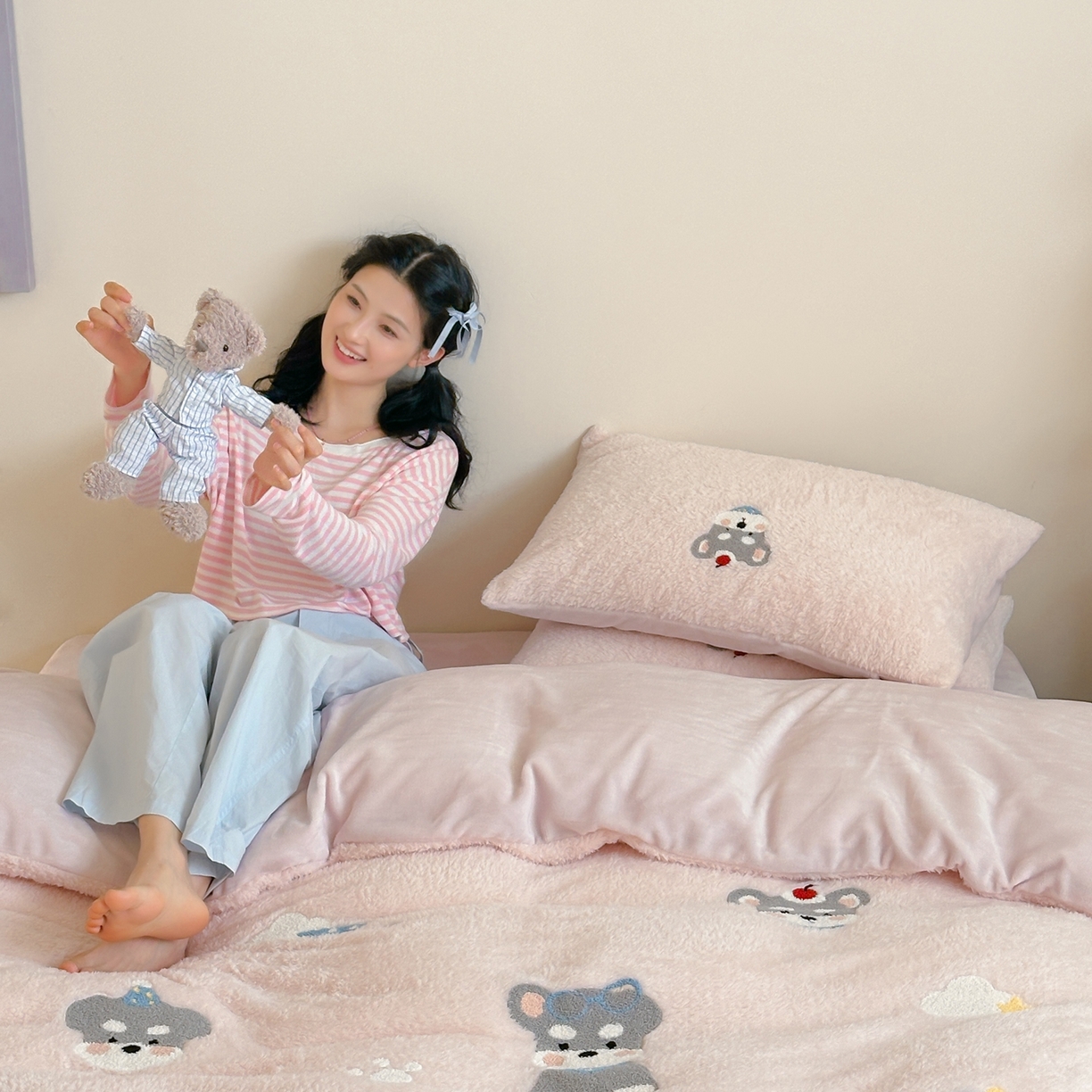 91家纺网 家纺一手货源 找家纺 圆岛家纺 2025新款泰迪绒毛巾绣牛奶绒四件套 雪纳瑞