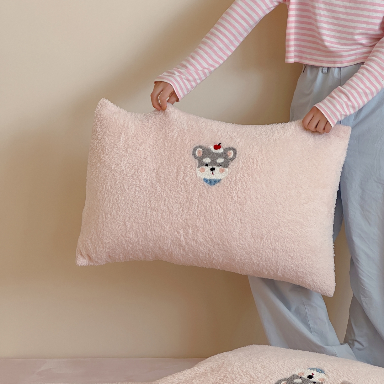 91家纺网 家纺一手货源 找家纺 圆岛家纺 2025新款泰迪绒毛巾绣牛奶绒四件套 雪纳瑞