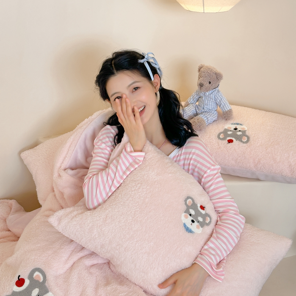 91家纺网 家纺一手货源 找家纺 圆岛家纺 2025新款泰迪绒毛巾绣牛奶绒四件套 雪纳瑞