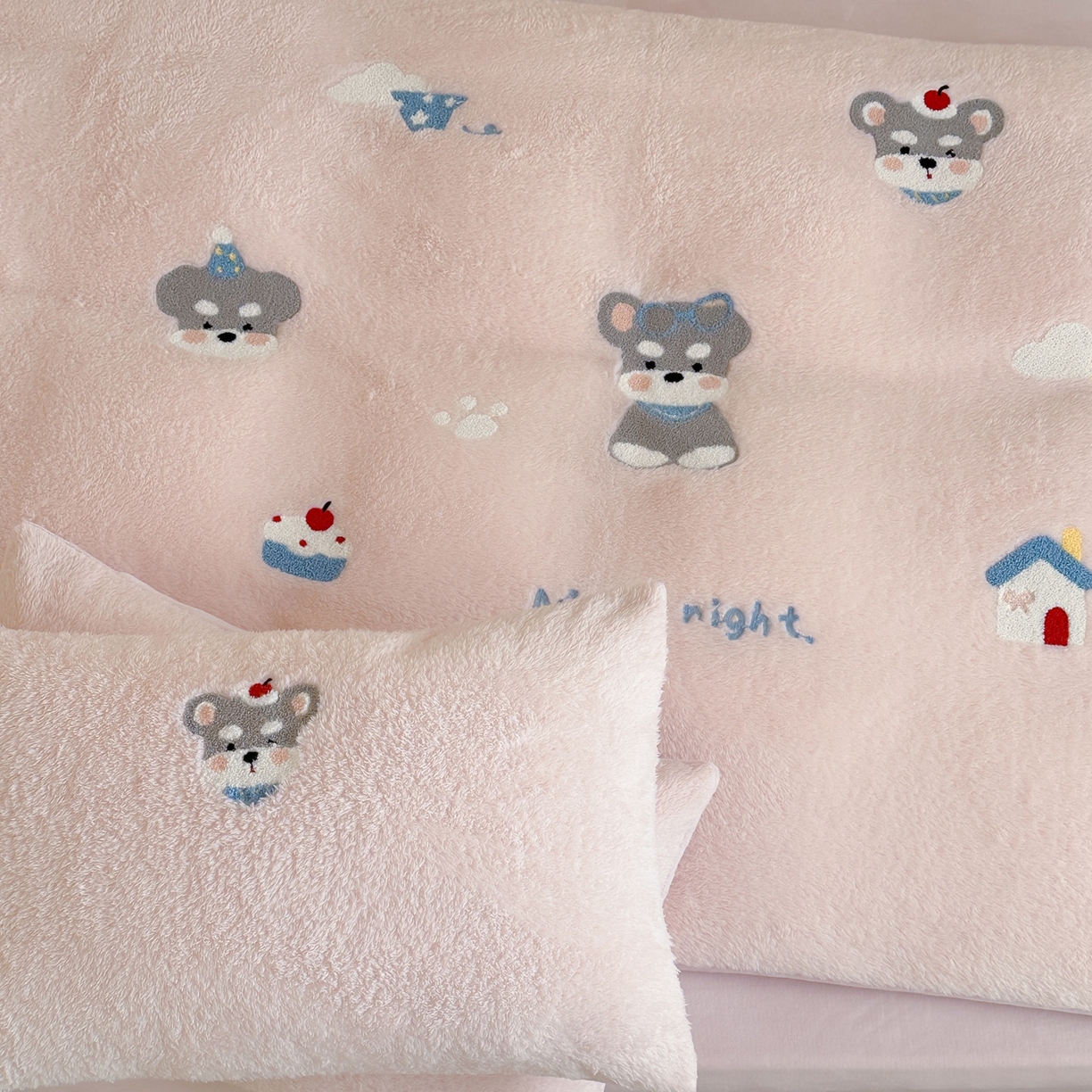 91家纺网 家纺一手货源 找家纺 圆岛家纺 2025新款泰迪绒毛巾绣牛奶绒四件套 雪纳瑞