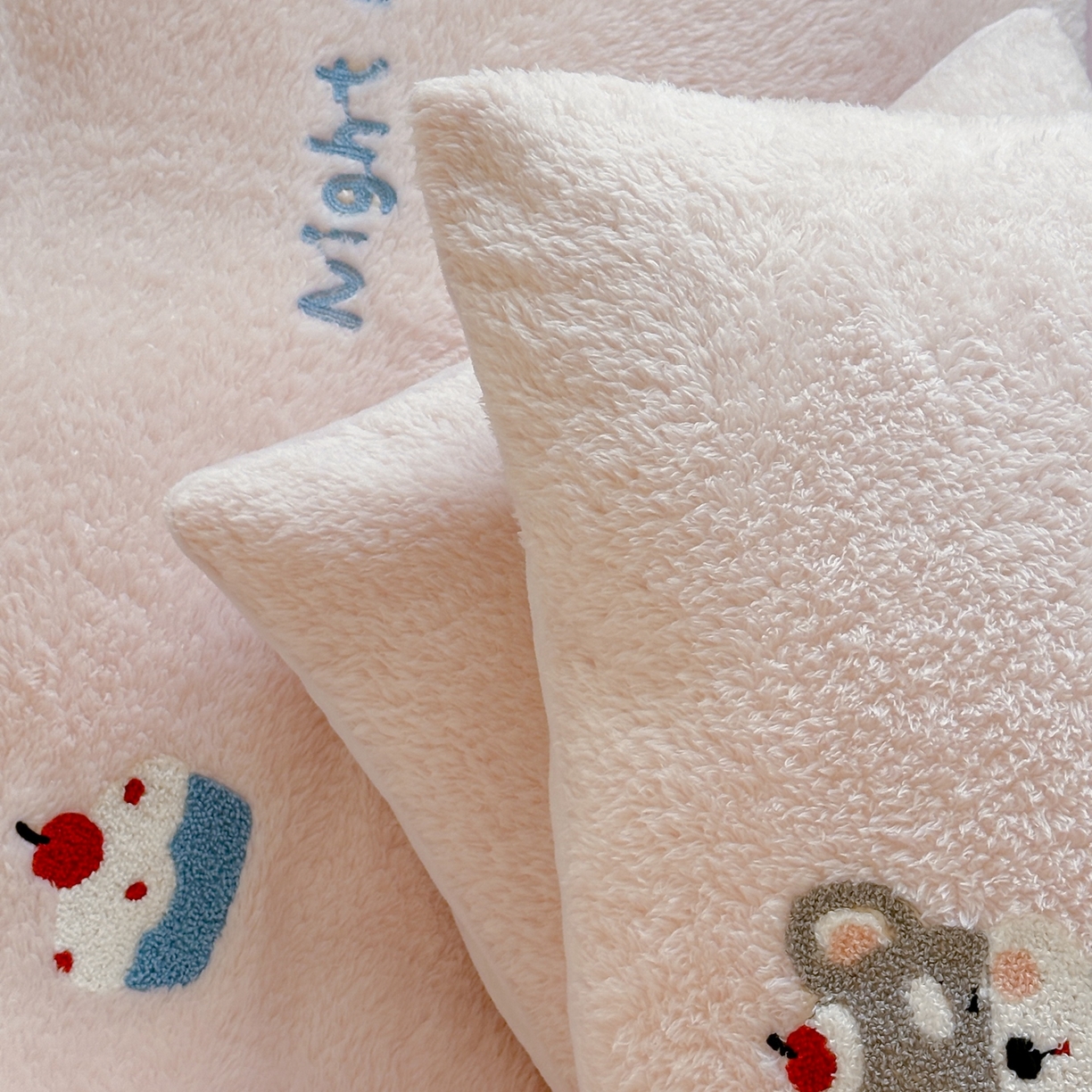 91家纺网 家纺一手货源 找家纺 圆岛家纺 2025新款泰迪绒毛巾绣牛奶绒四件套 雪纳瑞