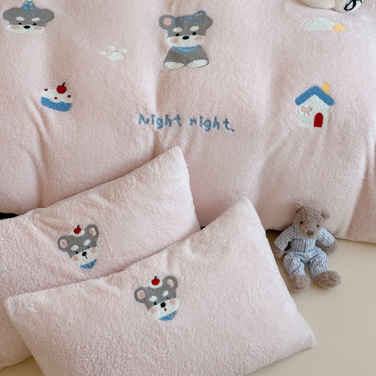 91家纺网 家纺一手货源 找家纺 圆岛家纺 2025新款泰迪绒毛巾绣牛奶绒四件套 雪纳瑞