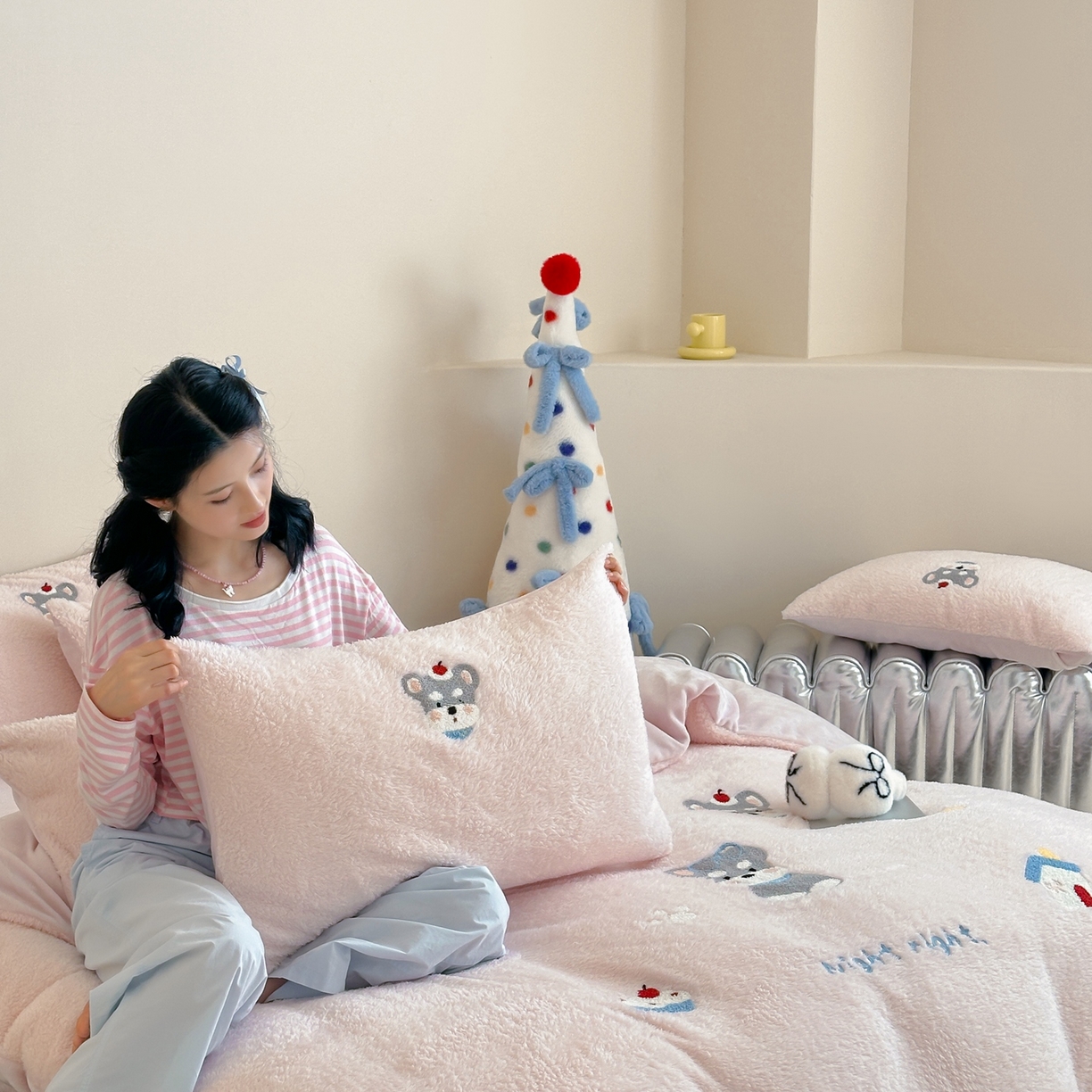 91家纺网 家纺一手货源 找家纺 圆岛家纺 2025新款泰迪绒毛巾绣牛奶绒四件套 雪纳瑞