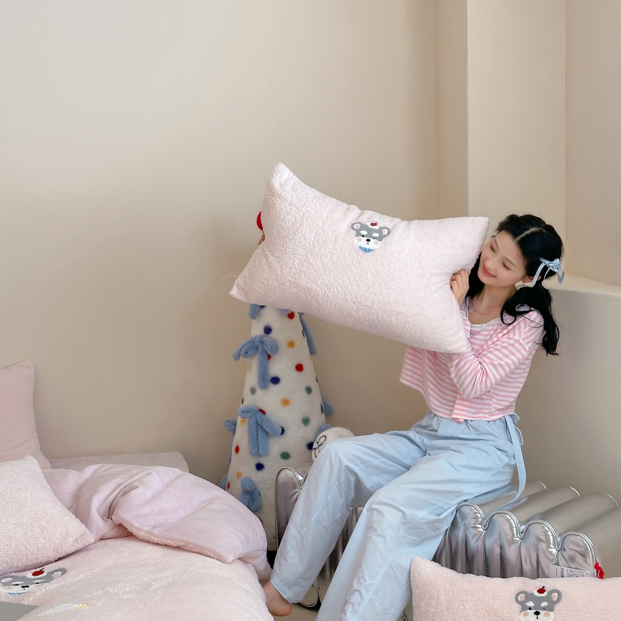 91家纺网 家纺一手货源 找家纺 圆岛家纺 2025新款泰迪绒毛巾绣牛奶绒四件套 雪纳瑞